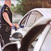 Ternyata Ini Alasan Dibalik Polisi Selalu Mengetuk Kaca Mobil Belakang Sebelum Berbicara Dengan Pengemudi