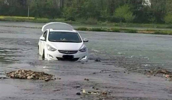 3. Hatchback yang 'mendarat' di sungai