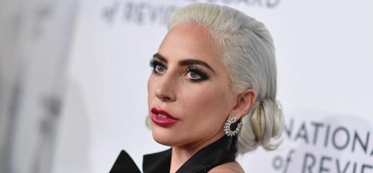 Lady Gaga meninggalkan Critics 'Choice Awards untuk berada di sisi kudanya yang sedang sekarat