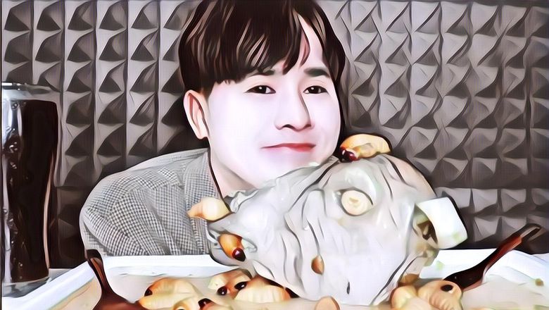 Gak Menggiurkan Sama Sekali, Video Mukbang YouTuber Ini Justru Bikin Mual Penontonnya, Berani Lihat?