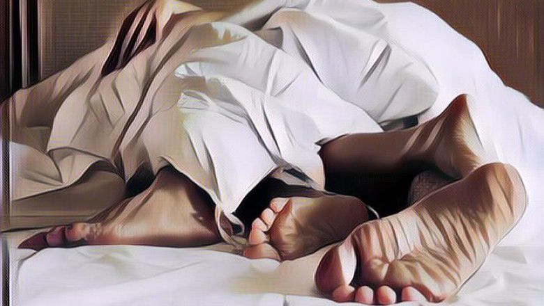 Nyesek! Berniat Antar Pesanan Makanan Ke Hotel, Pria Ini Temukan Istrinya Baru Selesai Mandi Sama Selingkuhan