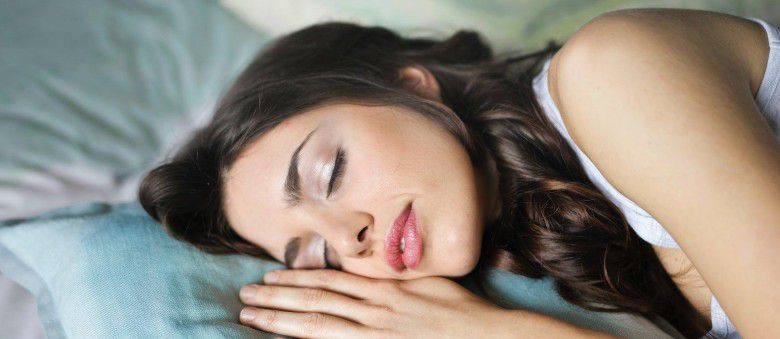 2. Tidur Memakai Softlens