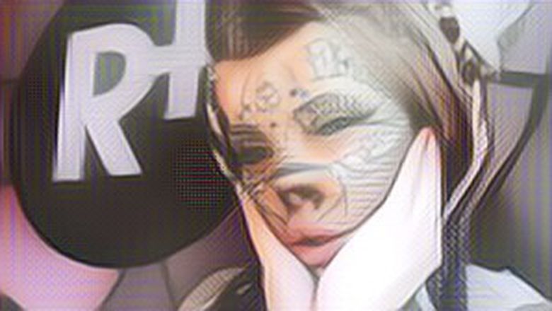 Seorang Wanita Bikin Tato di Bola Mata Hingga Hilangkan Hidung Hanya Demi Mirip Kucing Zombie