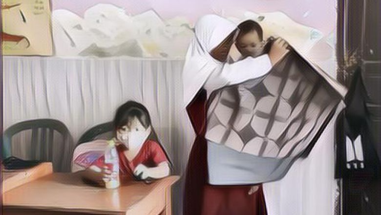 Kasihan! Perjuangan Bocah SD yang Harus Belajar Sambil Momong Adiknya di Sekolah