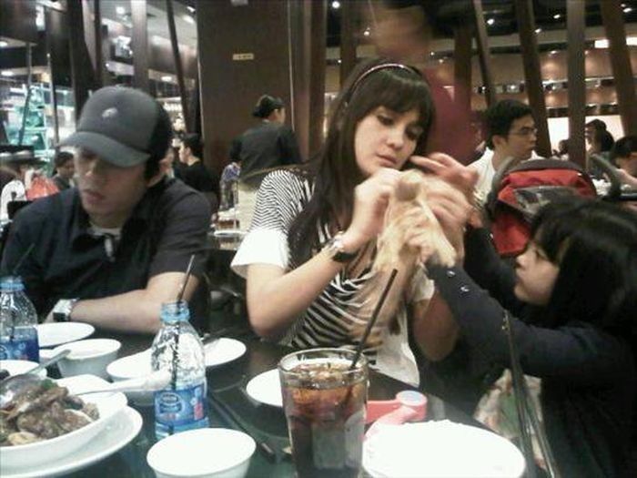 Sosok Ariel di mata Luna