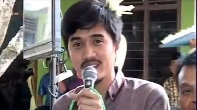 Video viral ini ternyata dari tahun 2017. Wah masih kayak anak kuliahan ya, padahal udah usia 37 tahun loh di video ini. 