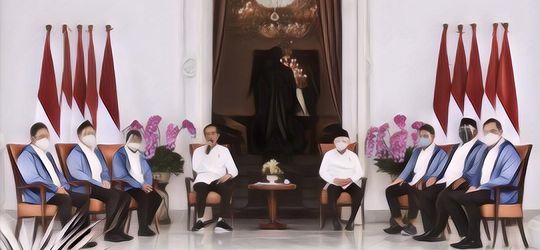 Foto Ini Dapat Membuatmu Gagal Fokus dengan Sepatu Jokowi dan Sandiaga saat Pengumuman Reshuffle Menteri