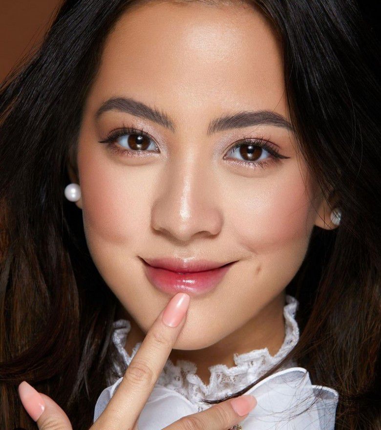 Gaya Adhisty Zara dengan style Korean Look. Walau berdarah Indonesia, ternyata cocok juga ya jadi orang Korea?