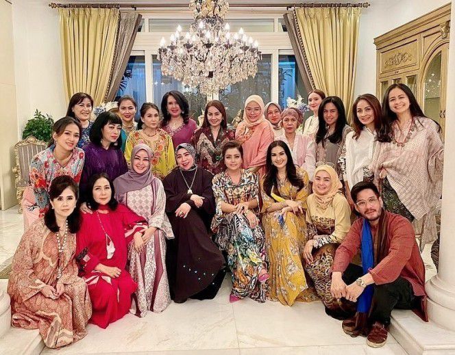 3. Tak Hanya Geng Sosialita, Artis dan Kerabat Ikut Hadir