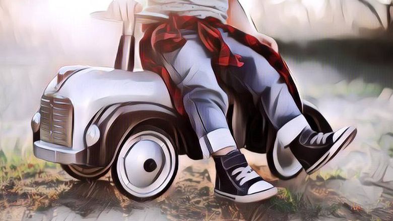 Bakat Freestyle Sejak Dini! Bocah Ini Beratraksi dengan Mobil Mainan Hingga Bikin Wisatawan Terkejut