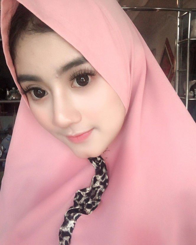 Makin Feminin dengan Hijab Terang