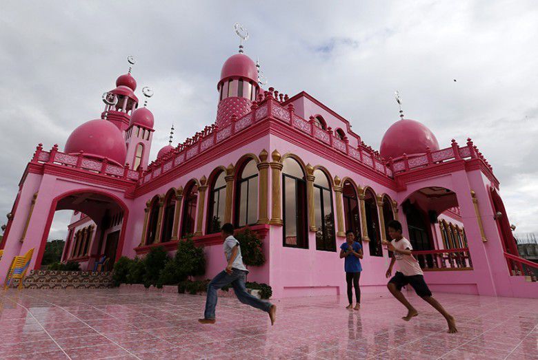 2. Menghabiskan waktu di masjid bareng teman-teman