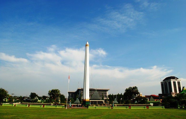 1. Tugu Pahlawan