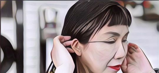 Wanita Ini Memiliki Bulu Mata yang Panjang Hingga Dagu, Begini 6 Fotonya