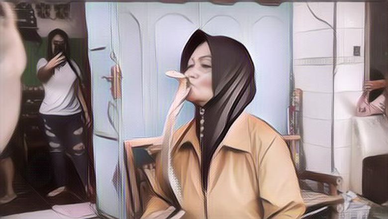 Bukan Medusa, namun Ratu Ular Asal Purwokerto Ini Mampu Taklukan King Cobra Loh