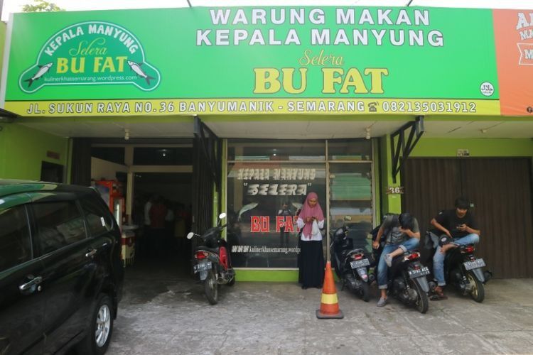 2. Kepala Manyung Bu Fat di  Jalan Raya Sukun, Banyumanik, Semarang.