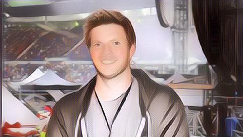 Sosok Manajer Coldplay, Phil Harvey yang Temani Chris Martin Jalan Kaki di Trotoar Jakarta