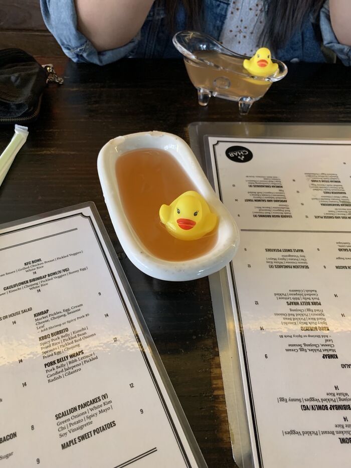 1. Sebuah bathtub cocktail lengkap dengan mainan rubber duck-nya, jadi cute deh!