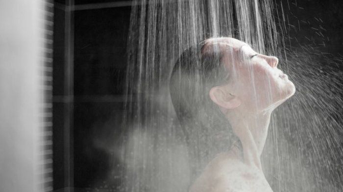 4. Mandilah dengan air panas