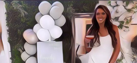 Seorang Wanita Tetap Gelar Pernikahan Tanpa Pria Usai Diselingkuhi