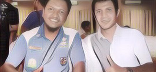 TERUNGKAP SUDAH! Kenapa Bapak-bapak Suka Foto Sambil Acungkan Jempol