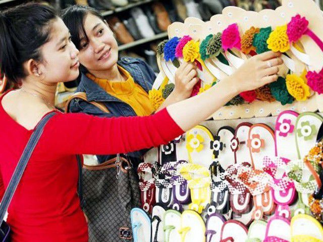 Makan atau Berbelanja Dekat Tempat Wisata