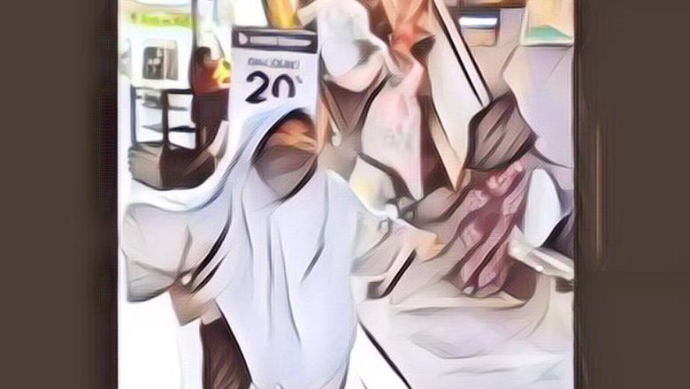 Kocak! Dikira Wanita Ini Alami Keram Kaki Saat di Mall, Ternyata Ini Penyebabnya