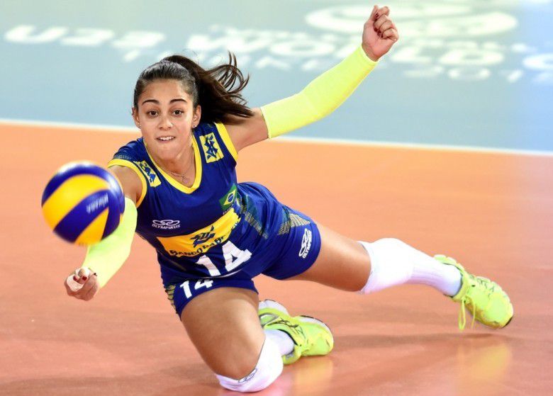 Kenapa kita harus pakai sepatu voli profesional?