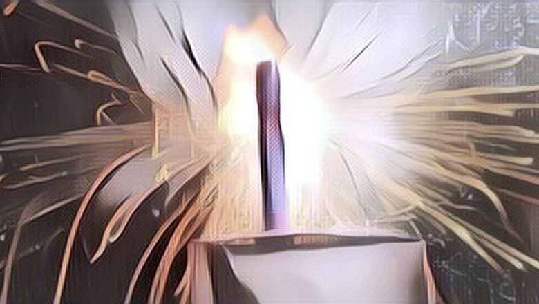 Duh, Bule Ini Gak Tahu Cara Nyalain Petasan, Dikiranya Roket