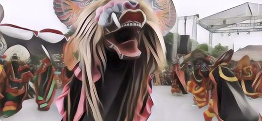 Ngakak! Bocah Ini Dikejar Barongan, Eh Malah Salah Panjat Pagar