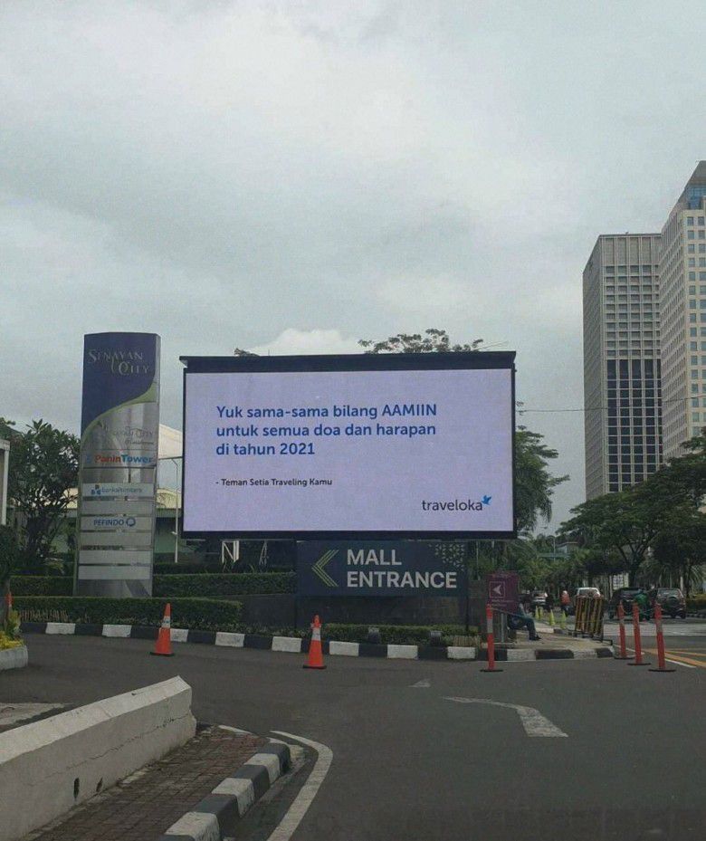 4. Tak mau ketinggalan, Traveloka juga sempat memasang billboard yang eye catching baget di jalan masuk Mall Senayan City.