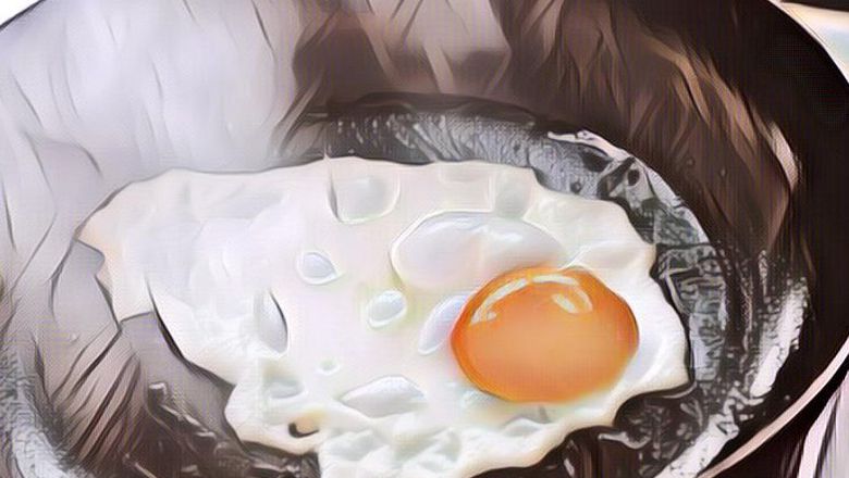 Gak Ada Kompor Gak Jadi Masalah, Wanita Ini Pakai Setrika dan Hair Dryer Buat Goreng Telor