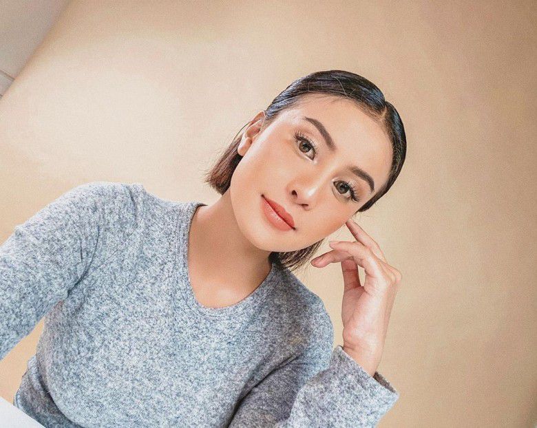 4. Iket rambut ke belakang