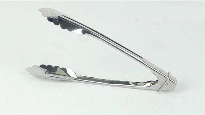 7. Ngetes penjepit makanan sebelum dipakai