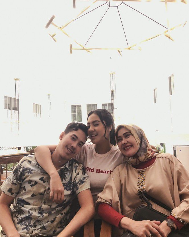4. Seringkali Anya membagikan momen kebersamaan dengan ibunda dan Rizky di media sosialnya.