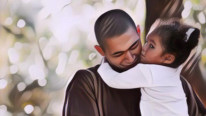 Manis Banget, Single Father Ini Sibuk Dandani Anaknya, Alasannya Bikin Mewek