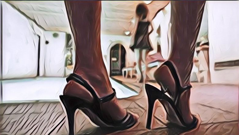 Lagi Asyik Layani Tamu, Polisi Temukan Kondom Berserakan Di Kamar Selebgram TE