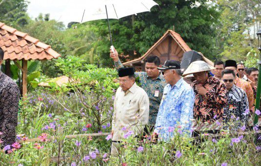 1. Berjalan-jalan di taman dengan nuansa Jawa Mataram yang kental