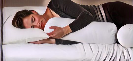 Memeluk Guling Saat Tidur dan Dampak Positifnya, Apa Aja Sih?