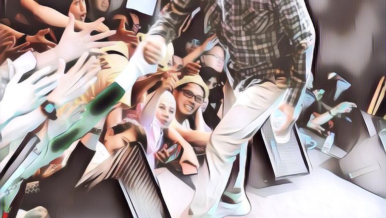 5 Potret Duta Sheila On 7 yang Trending Lagi Abis Nyanyi di Kondangan