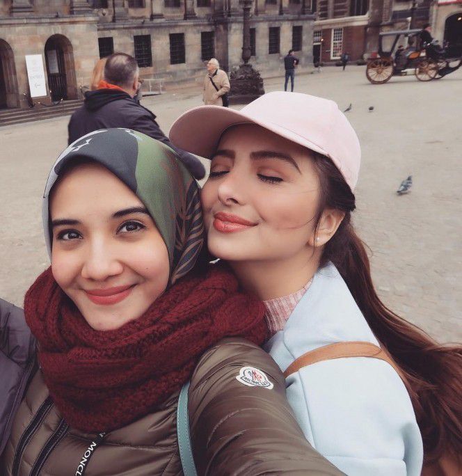 2. Beginilah potret cantik Sarah Samantha bersama dengan Zaskia Sungkar