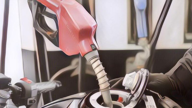 Ada-Ada Aja! Cewek Cantik Ini Viral Karena Aksi Kocaknya Saat Isi Bensin, Warganet Ngakak