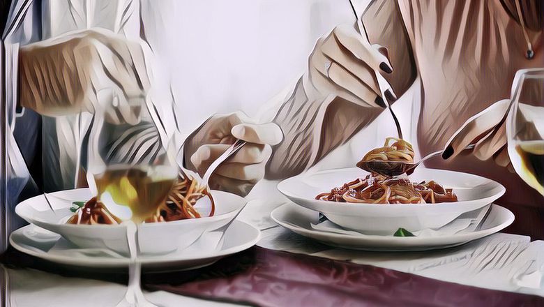 Perkara Takut Dikenakan Denda, Wanita Ini Buang Sisa Makanannya ke Piring Orang Lain