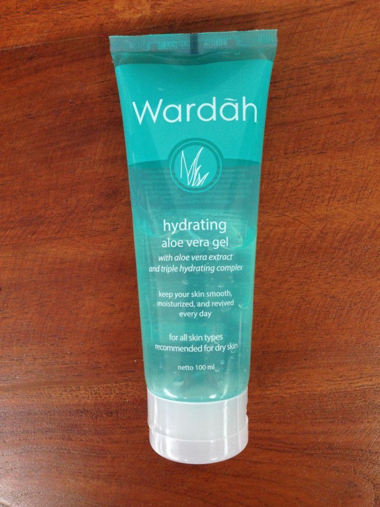 4. Wardah Hydrating Aloe Vera Gel