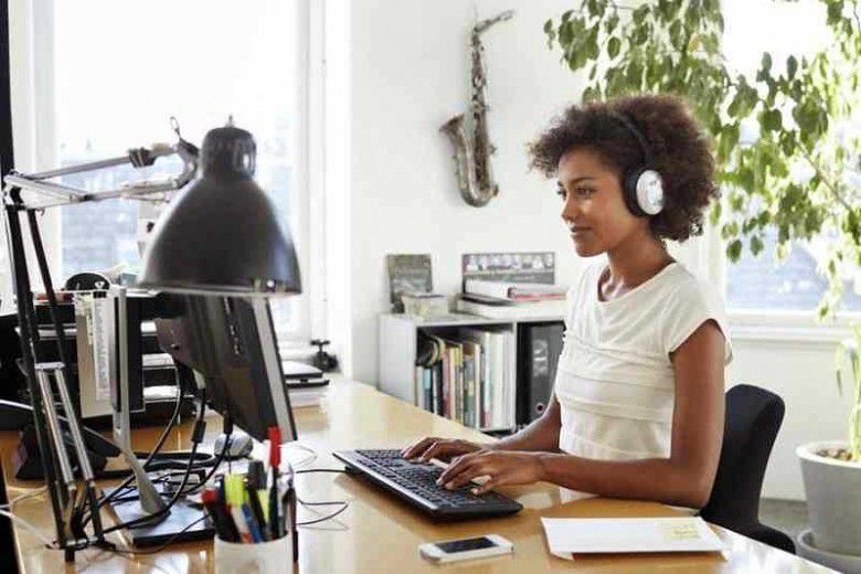 1. Bekerja Sambil Mendengarkan Musik