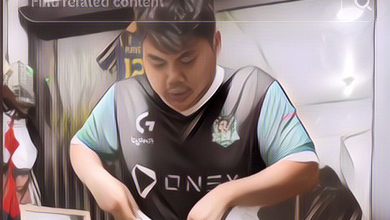 Ngakak! Ada Tren Pakai Sarung Bermotif Spanduk Pecel Lele