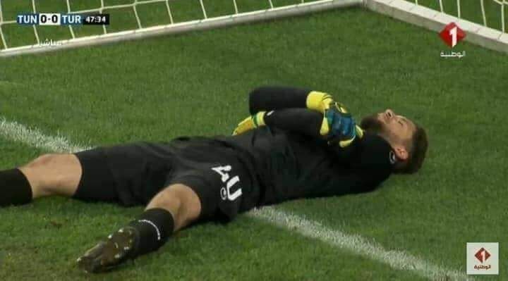 1. Kiper Tunisia Harus Berkorban