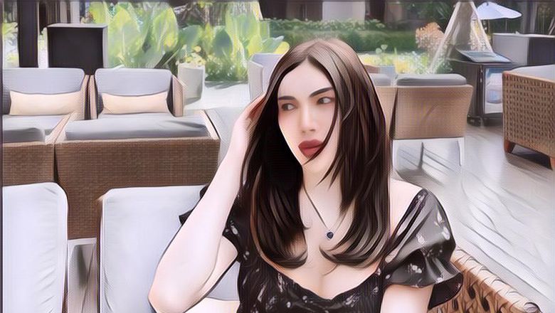 Penampilan Millen Cyrus dengan Sarung dan Peci, Cantik Apa Ganteng Nih?