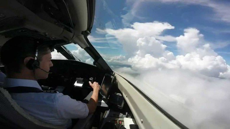 #4 Penasaran gak, pesawat tuh bisa terbang sendiri gak sih tanpa pilot?