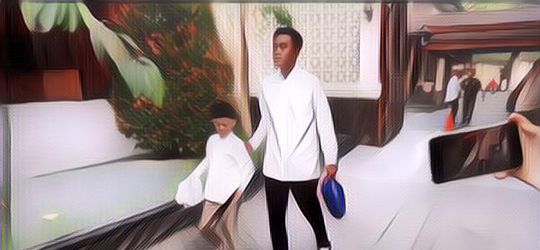 Gaya Gibran Saat Salat Jumat Curi Perhatian, Warganet Bandingkan dengan Mario Dandy